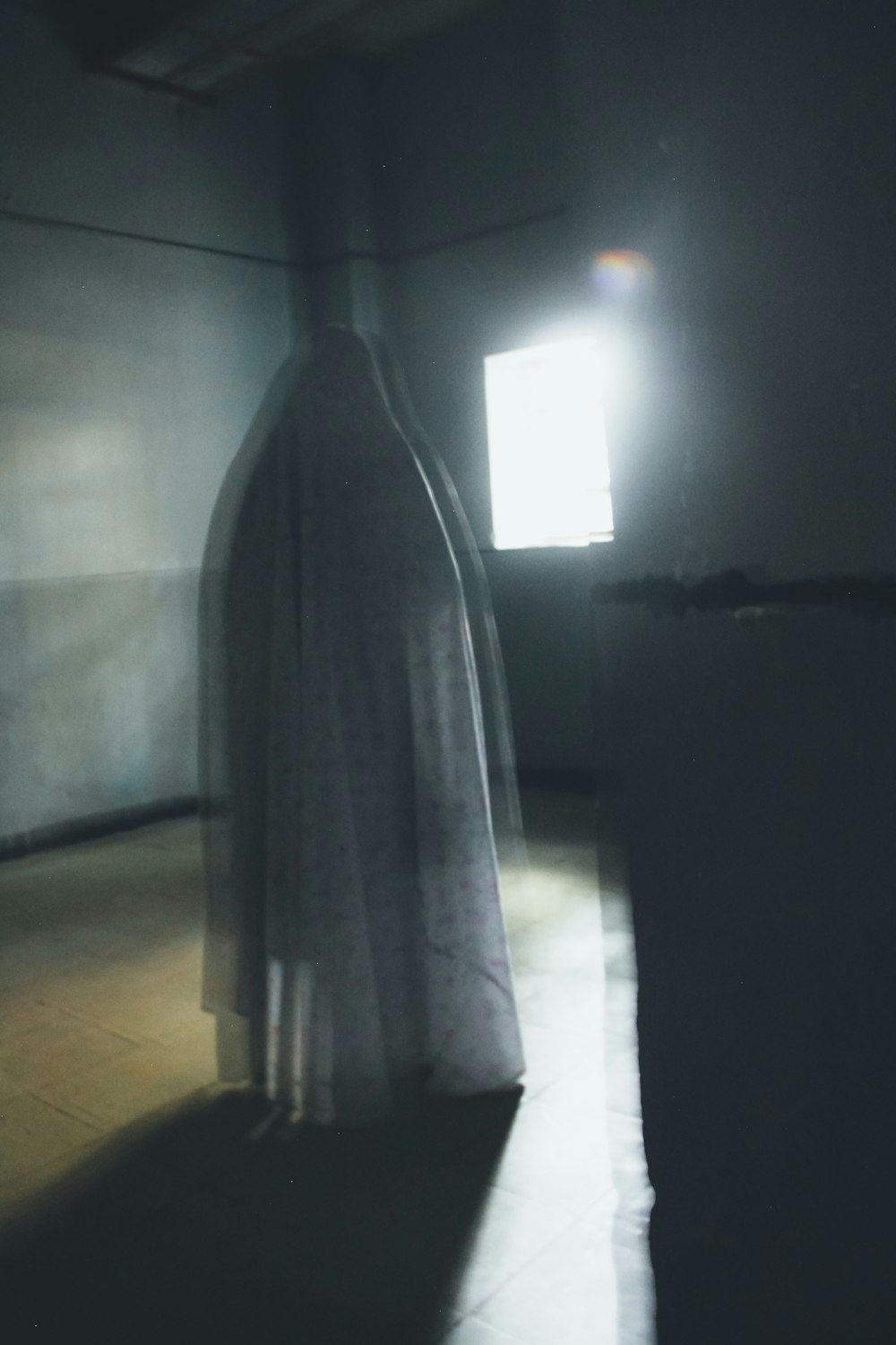 Una figura spettrale in piedi in una stanza buia