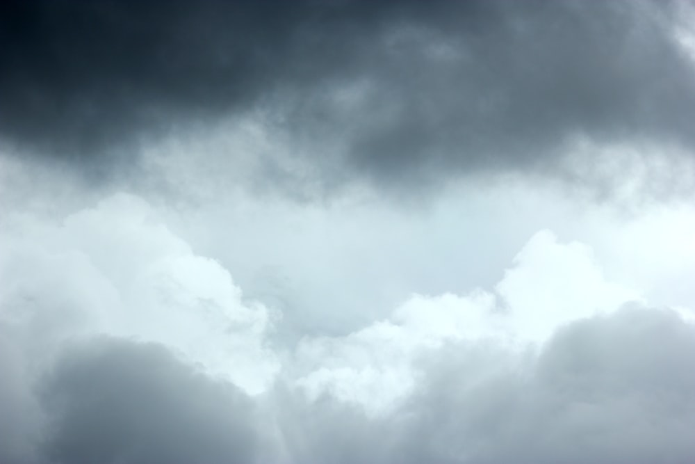 Ein Schwarz-Weiß-Foto eines Flugzeugs am Himmel