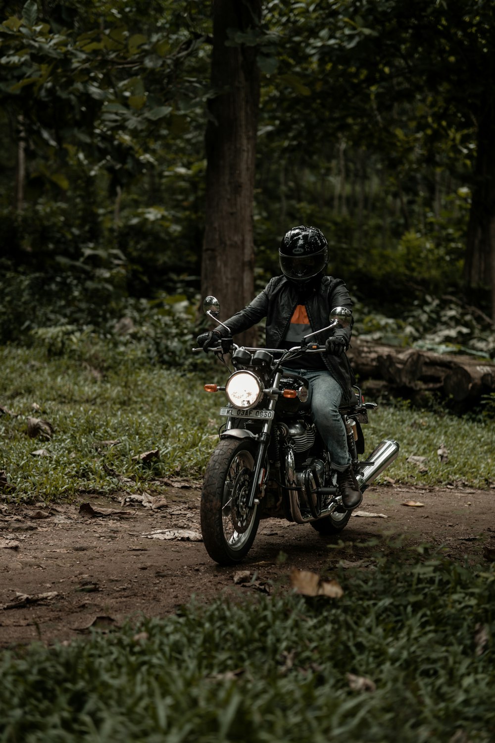 Un homme conduisant une moto sur un chemin de terre