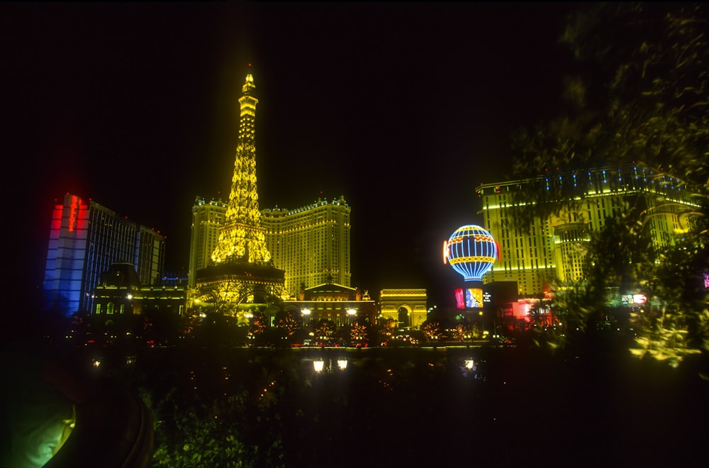 Der Las Vegas Strip bei Nacht mit beleuchtetem Eiffelturm