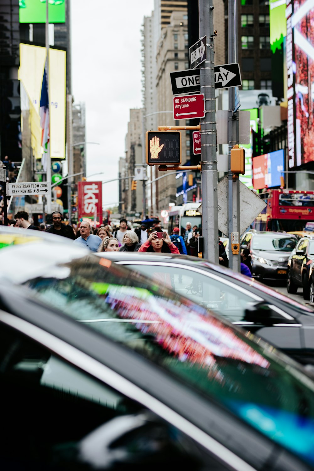 a busy city street filled with lots of traffic