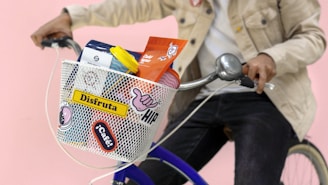 persona andando en bici llevando todos los productos packaging