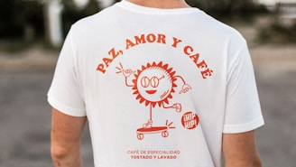a man wearing a t - shirt that says pat amor y cafe