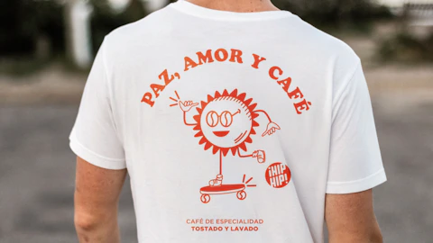 a man wearing a t - shirt that says pat amor y cafe