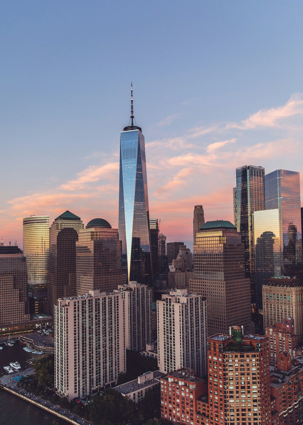 a view of a very tall building in the city