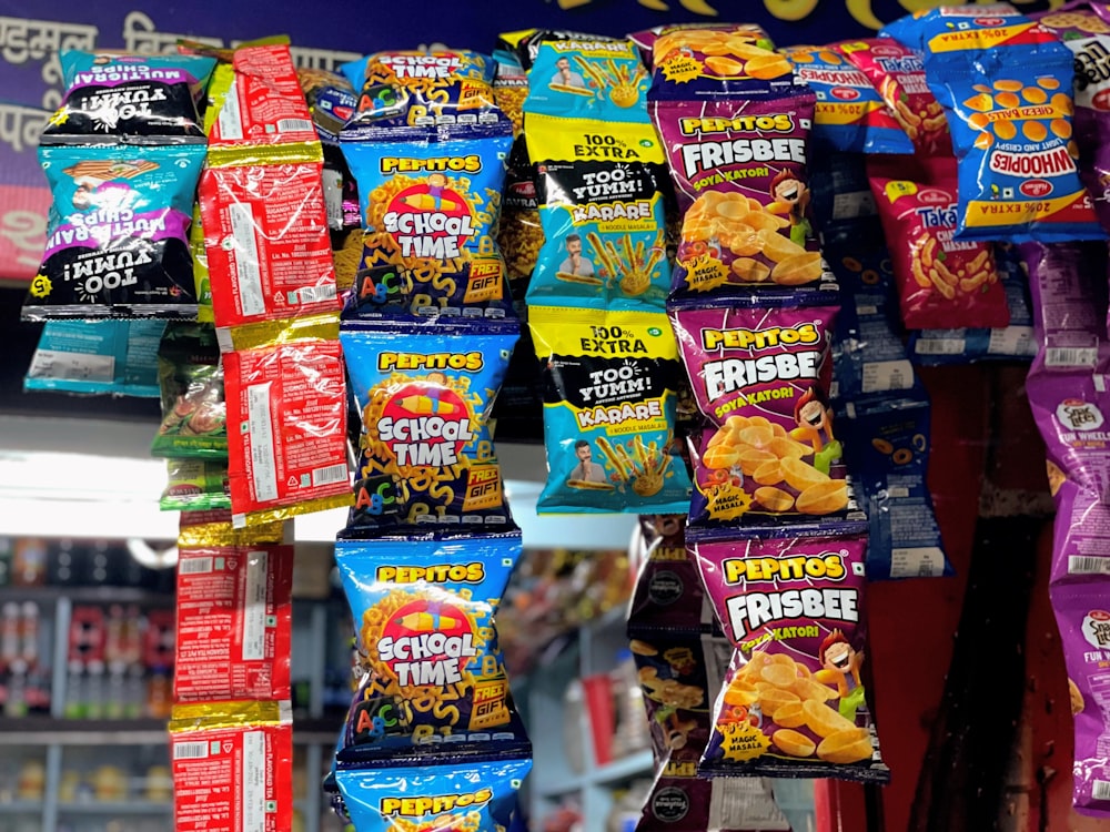 ein Display in einem Geschäft mit vielen Snacks