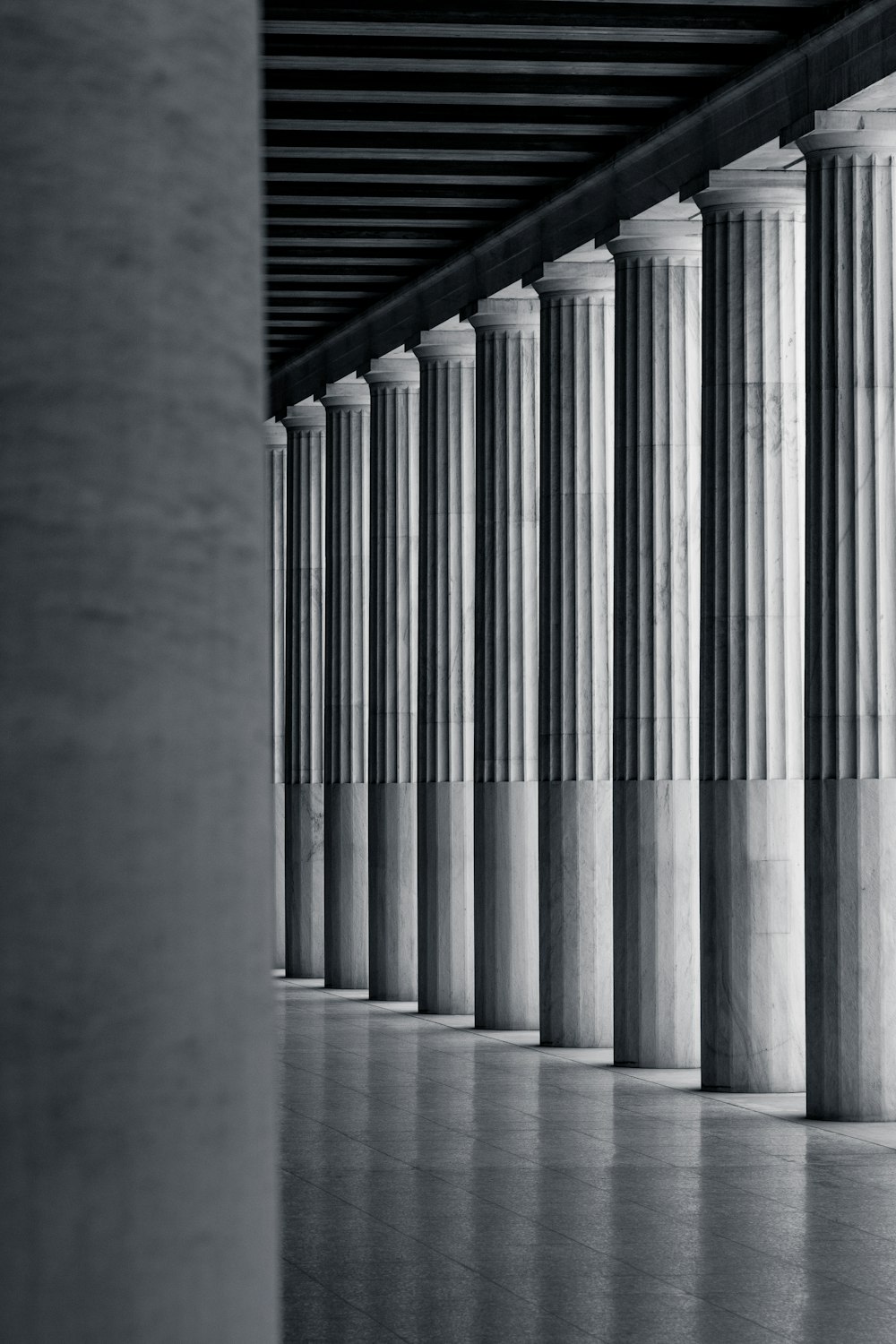 Una foto en blanco y negro de una fila de columnas