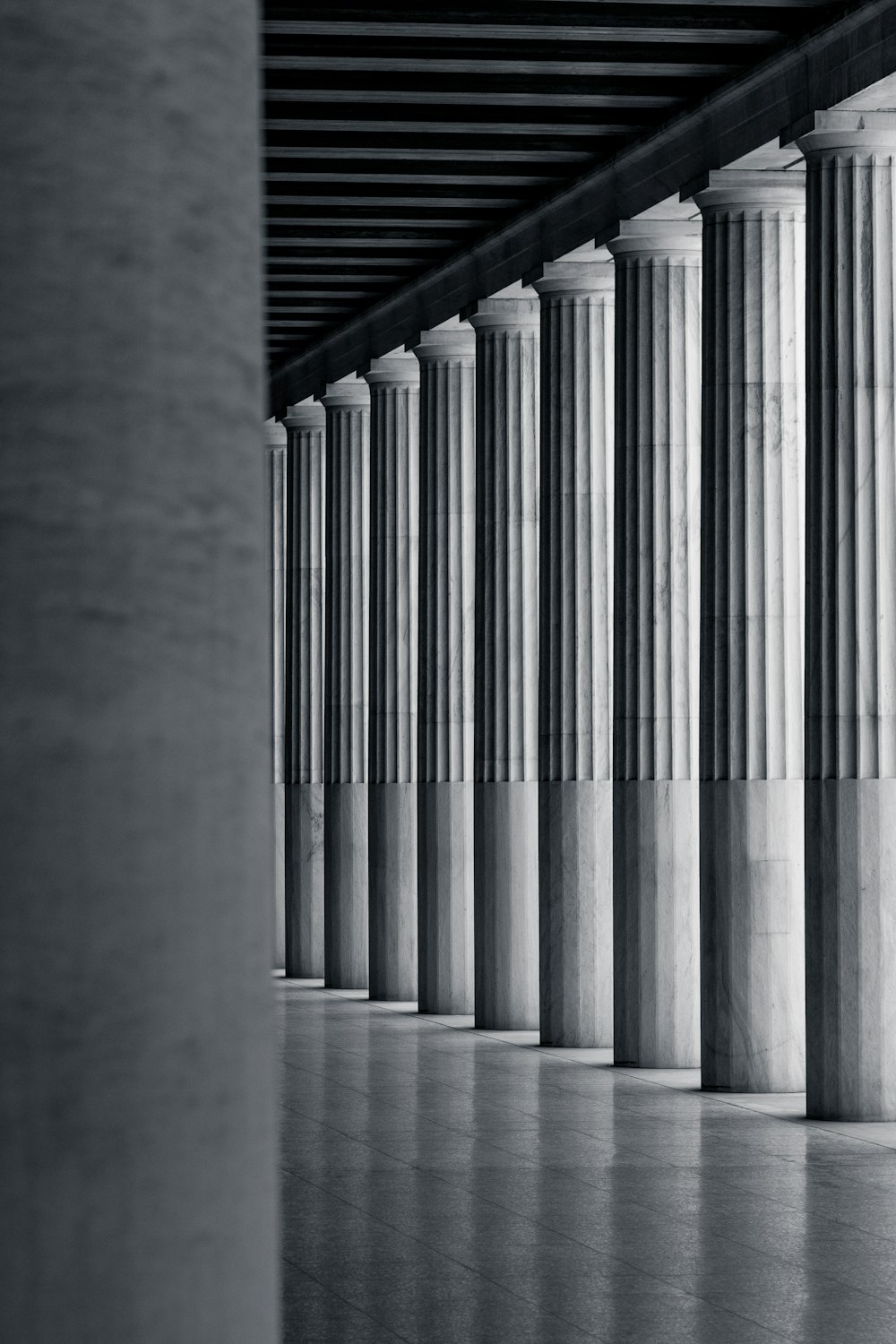 Una foto in bianco e nero di una fila di colonne