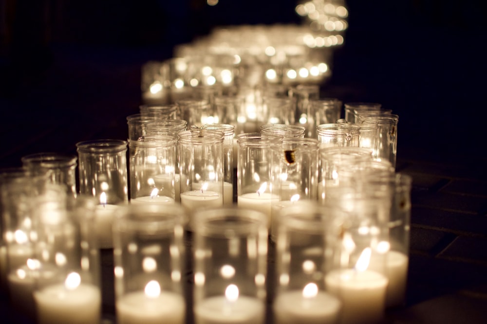 um monte de velas que estão sentadas em uma fileira