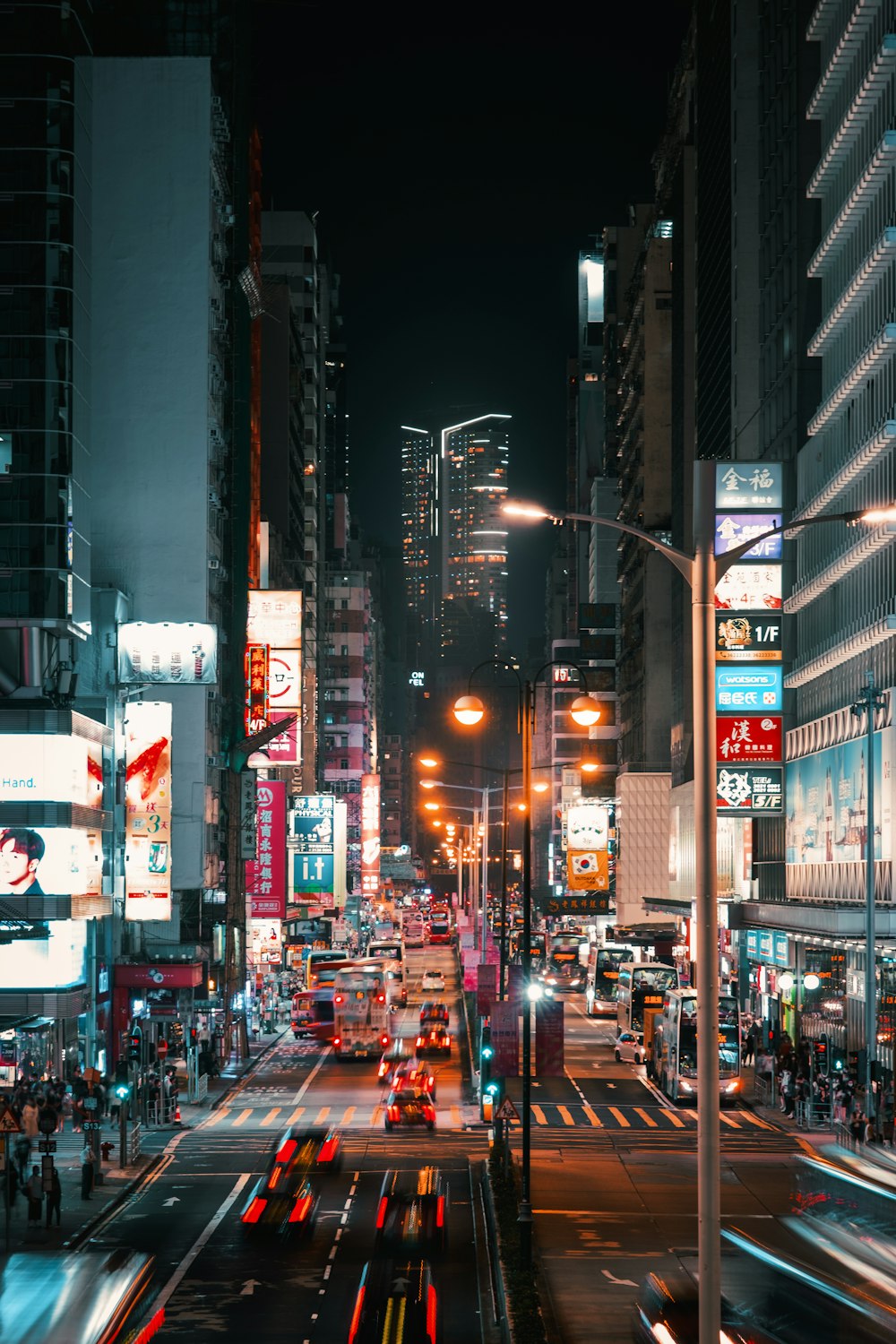 a city street filled with lots of traffic at night