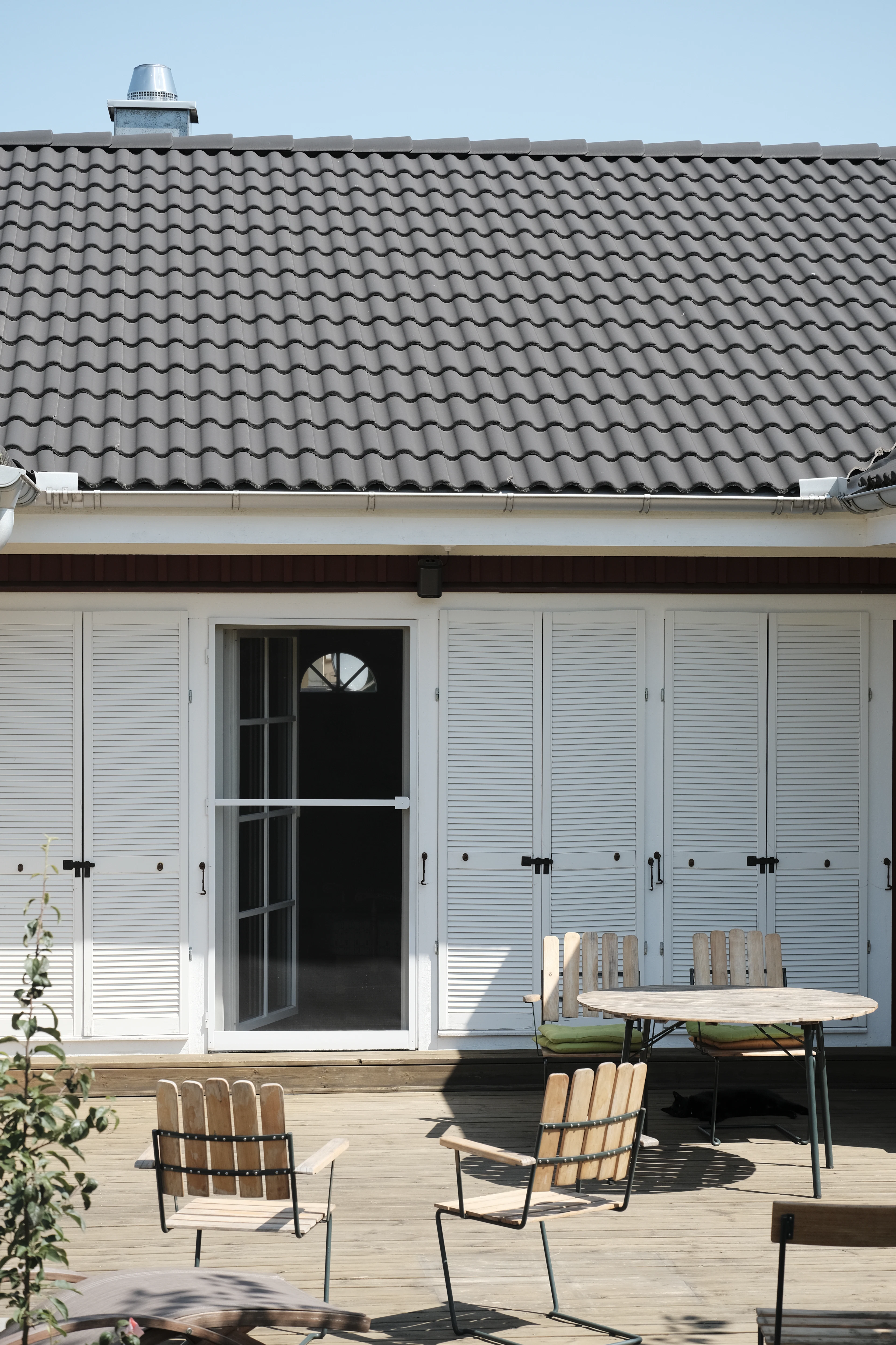 Terraza moderna con puertas correderas de vidrio y perfiles de aluminio