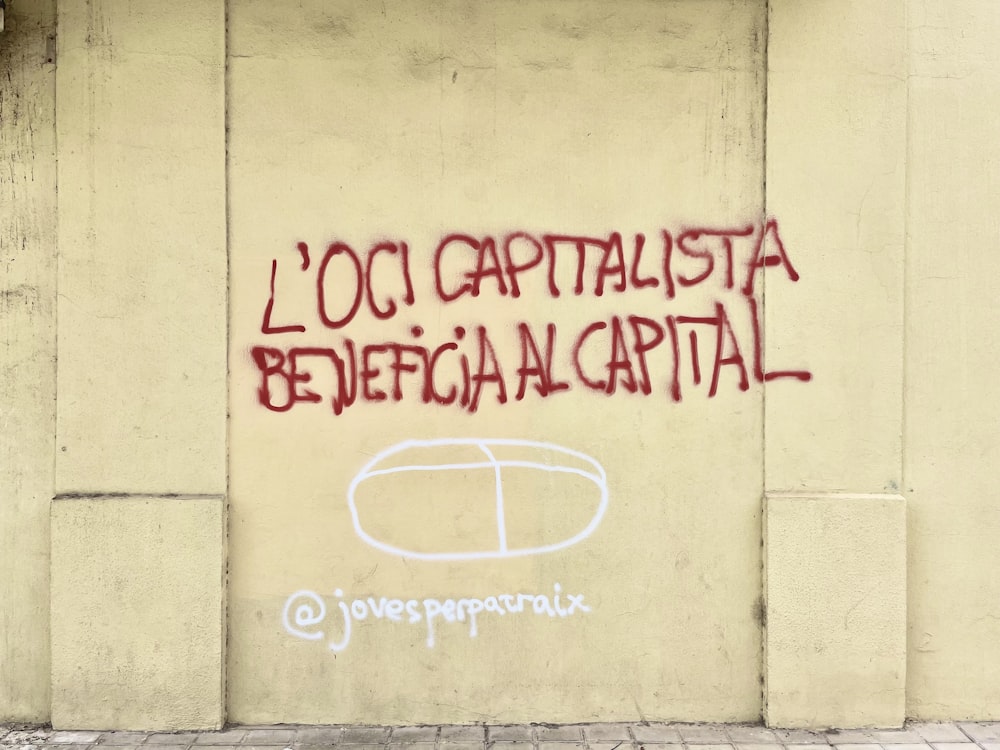 graffiti on the side of a building that says, los capitala bejepic