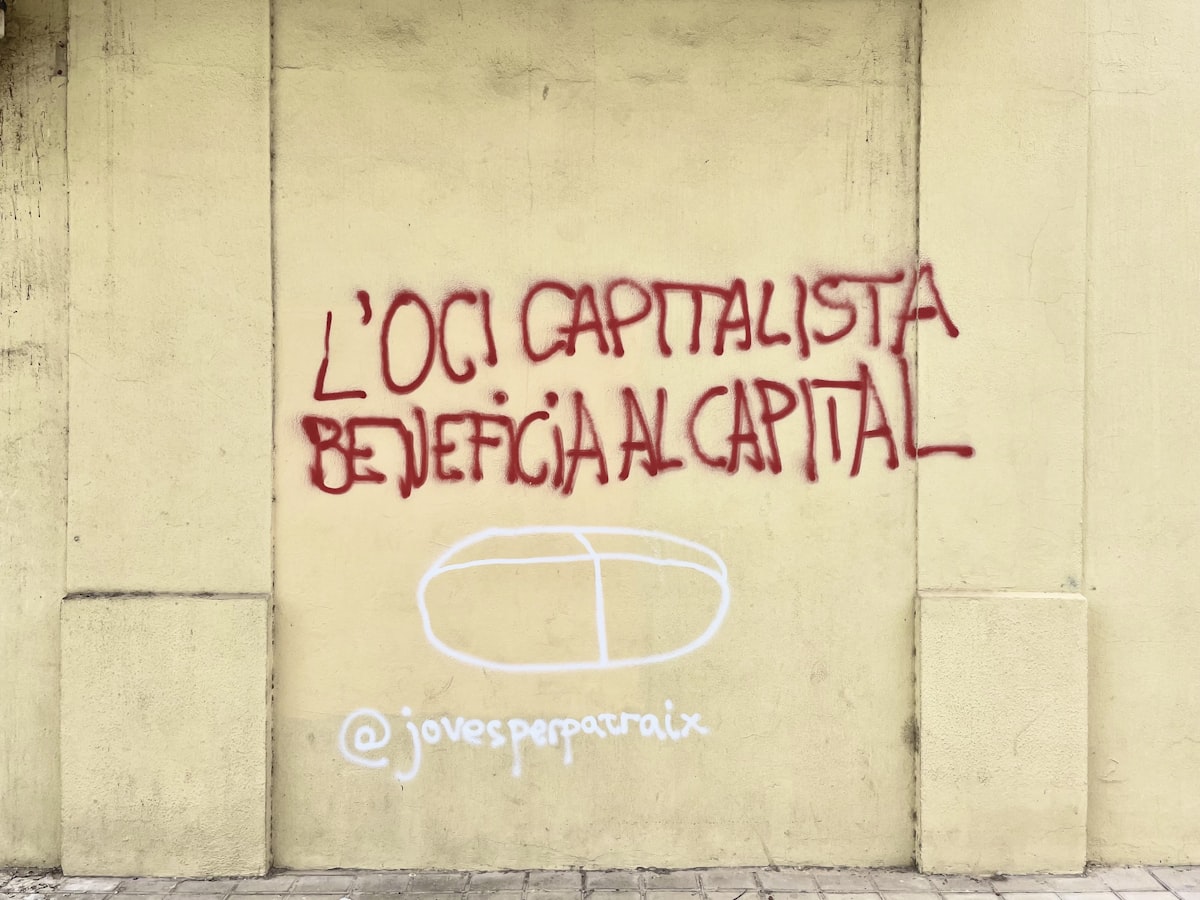 O Circo dos "Apertos de Mão Secretos" Entre Donos de Carros — E O Que Isso Diz Sobre a Economia de Tribos