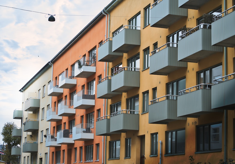 un edificio de apartamentos con balcones y balcones en los balcones