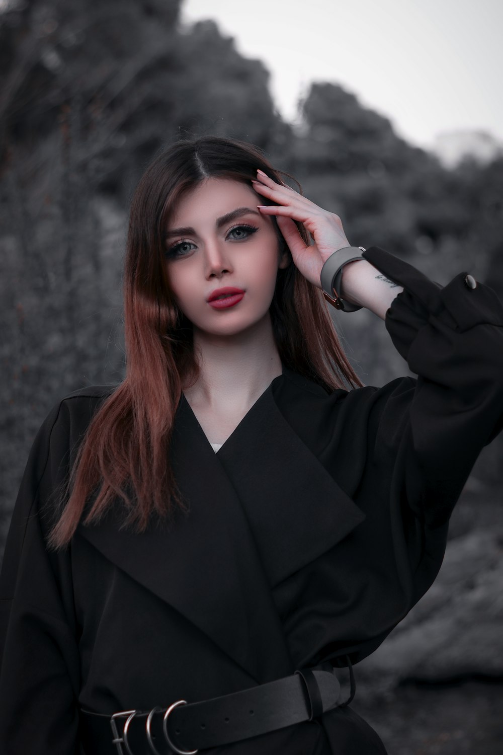 Une femme en manteau noir posant pour une photo