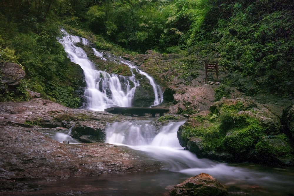 Ein kleiner Wasserfall mitten im Wald