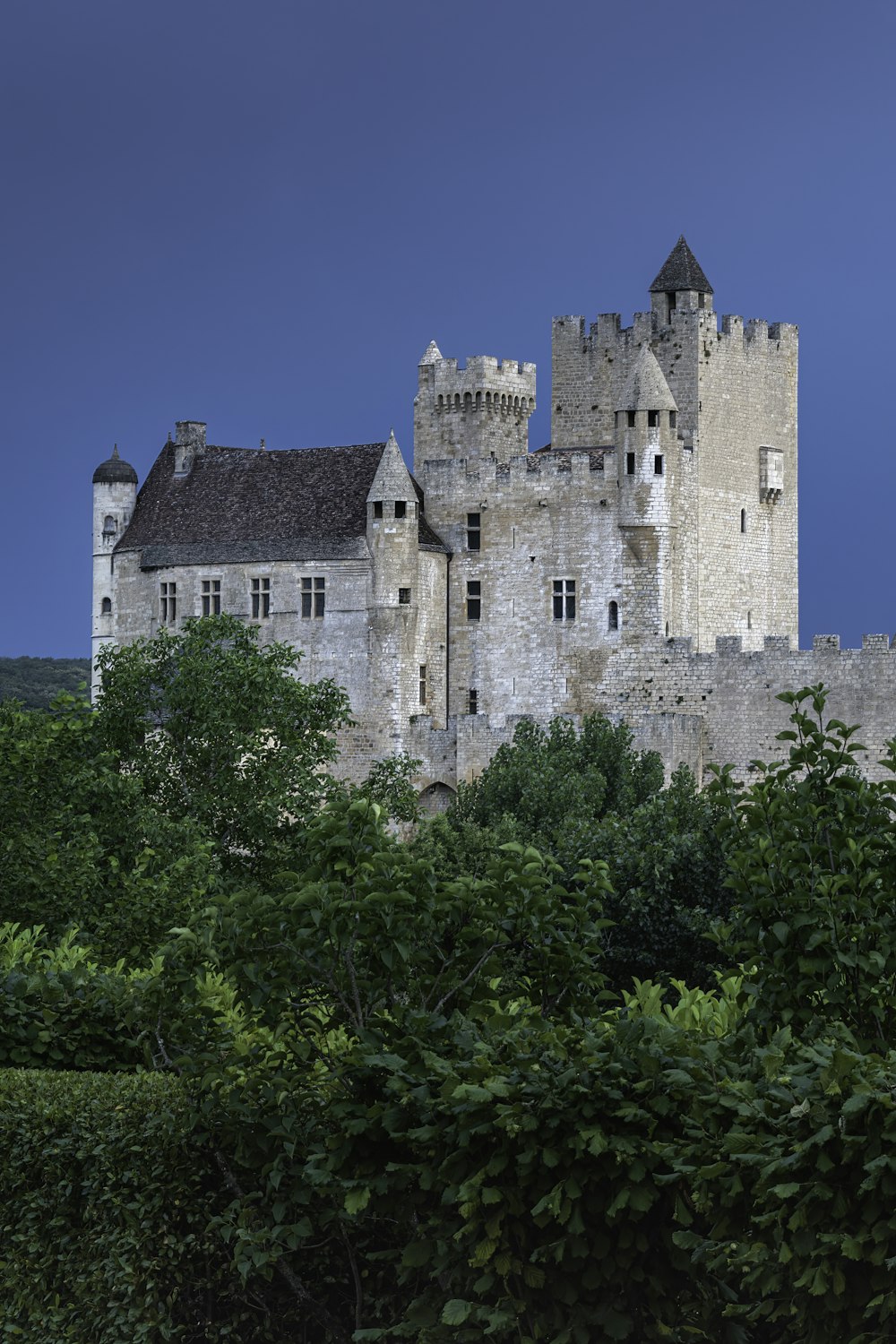 un castello con un orologio sulla parte anteriore