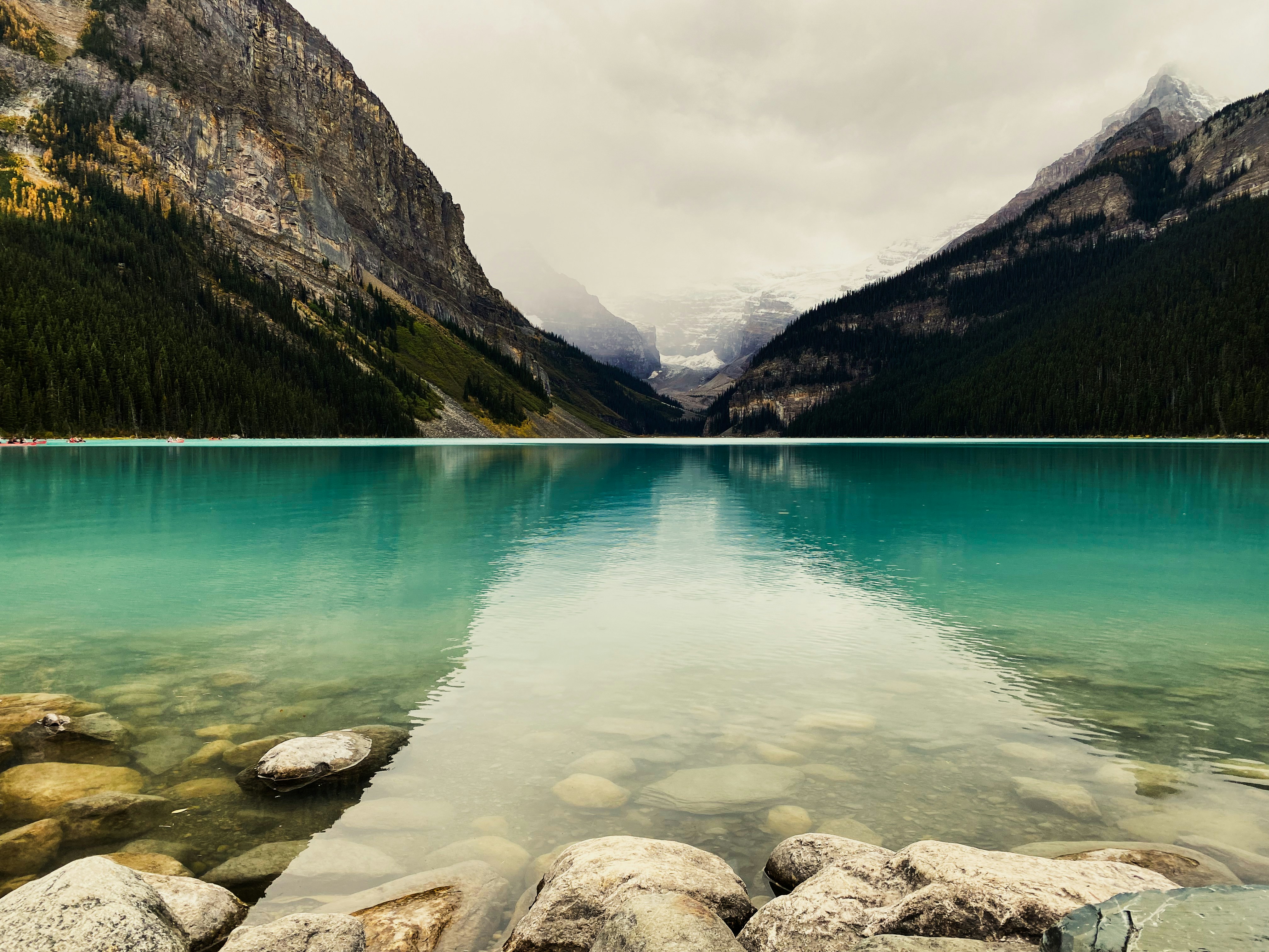un cuerpo de agua rodeado de montañas y rocas