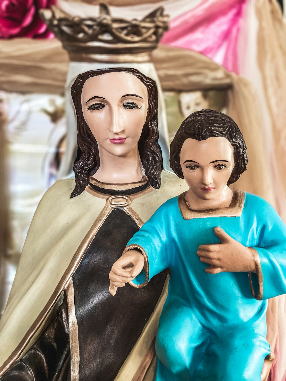 a statue of the virgin mary and child jesus