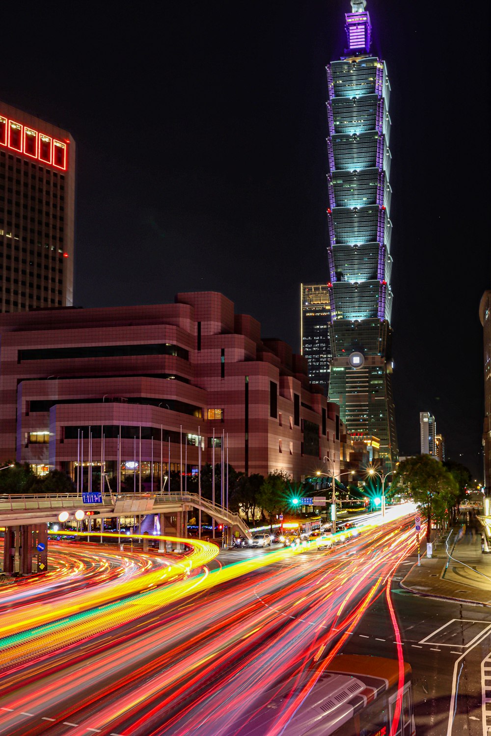 a city street filled with lots of traffic at night