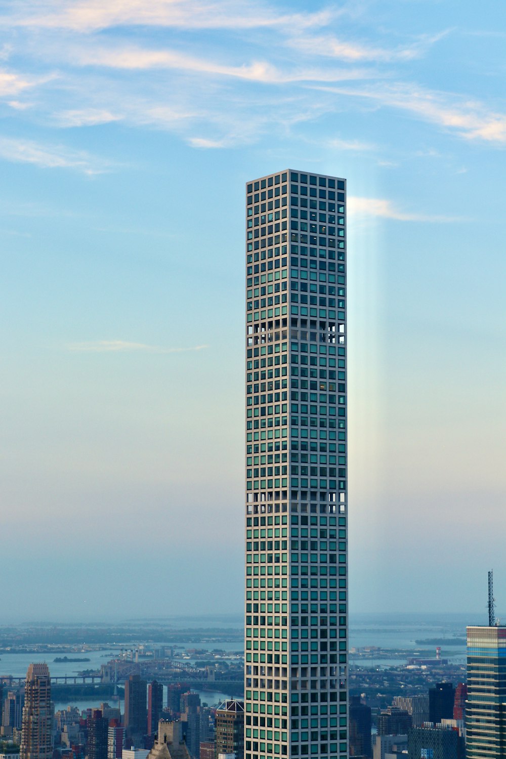 Un edificio muy alto en medio de una ciudad