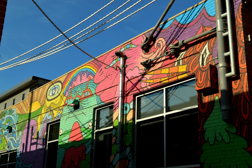 Un edificio con un colorido mural en el costado