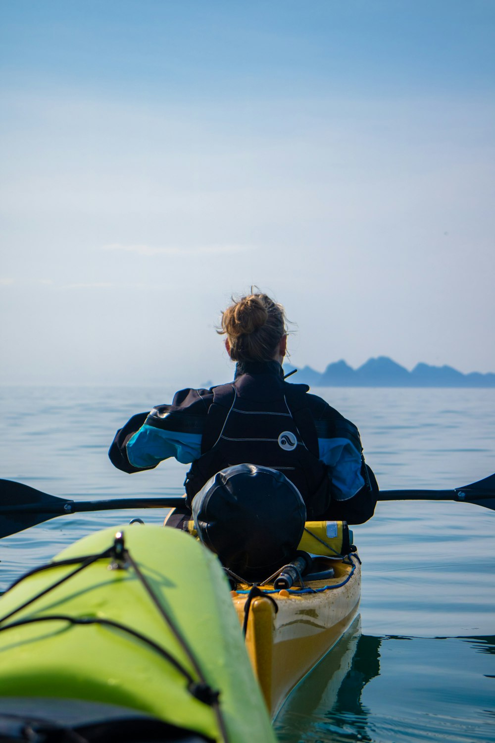 Eine Person in einem Kajak paddelt auf dem Wasser