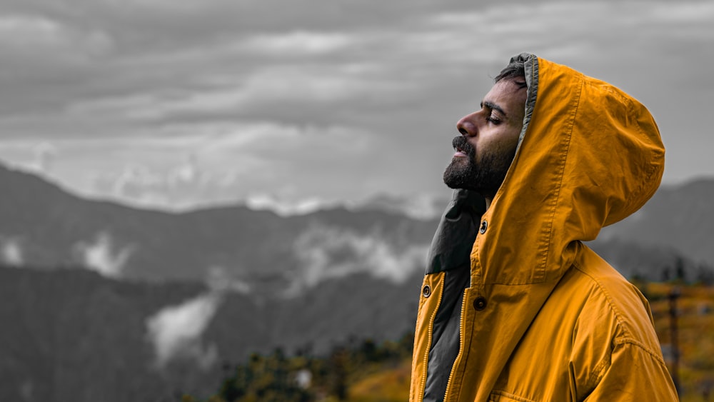 um homem com barba vestindo uma jaqueta amarela