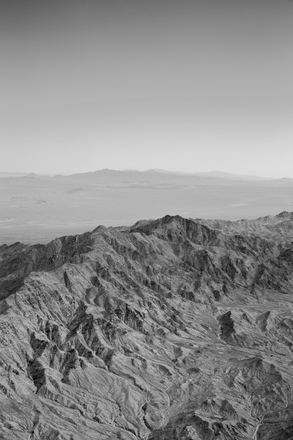 Une photo en noir et blanc d’une chaîne de montagnes