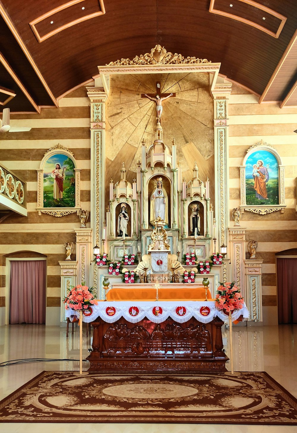 the altar of a church with a cross above it