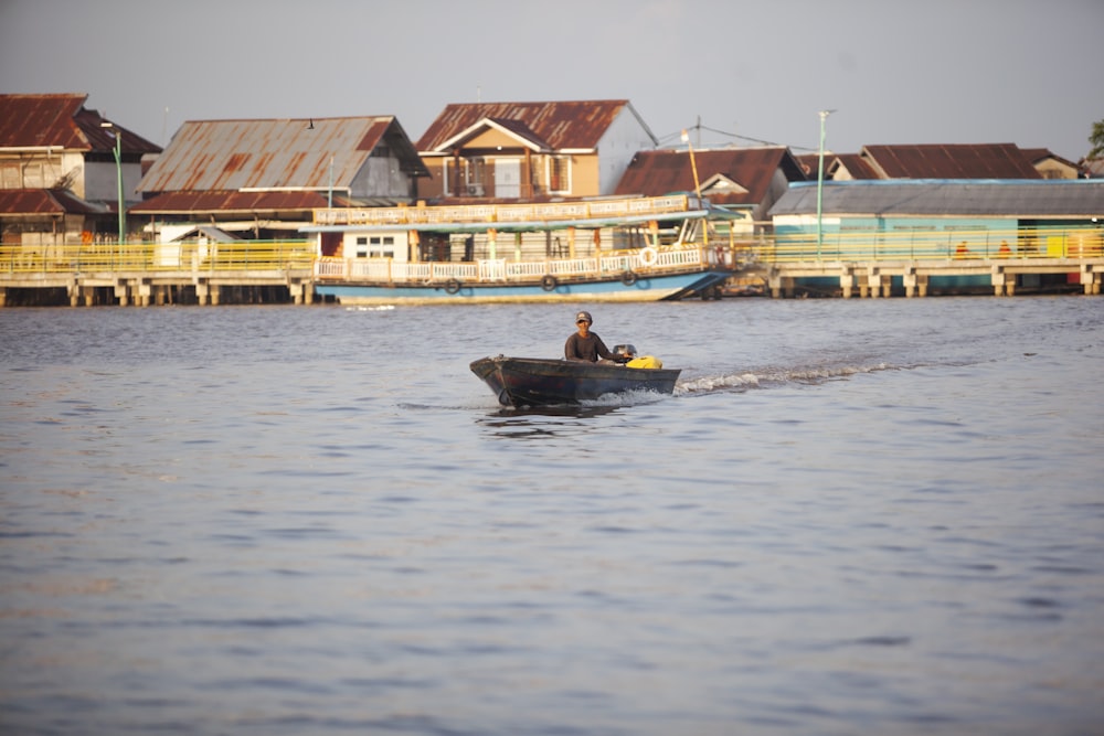 um homem em um pequeno barco na água