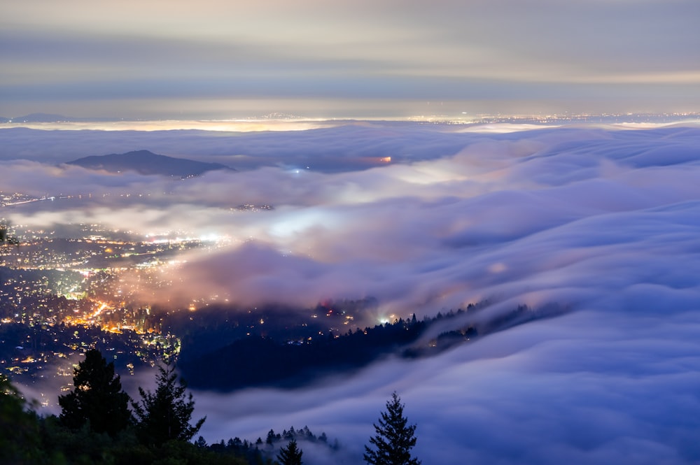 Une vue d’une ville au-dessus des nuages