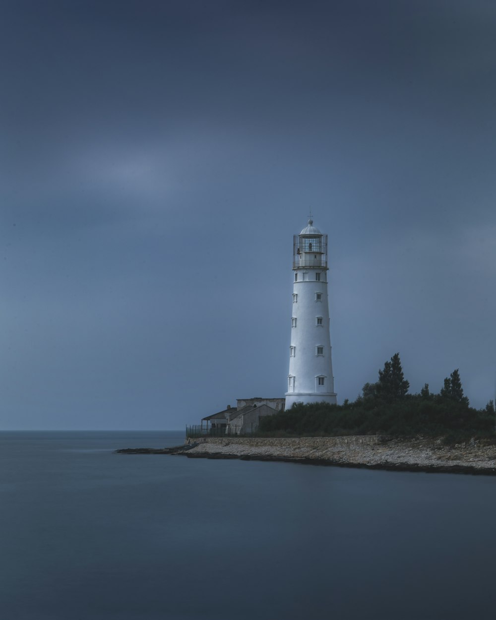 Ein Leuchtturm auf einer kleinen Insel mitten im Ozean