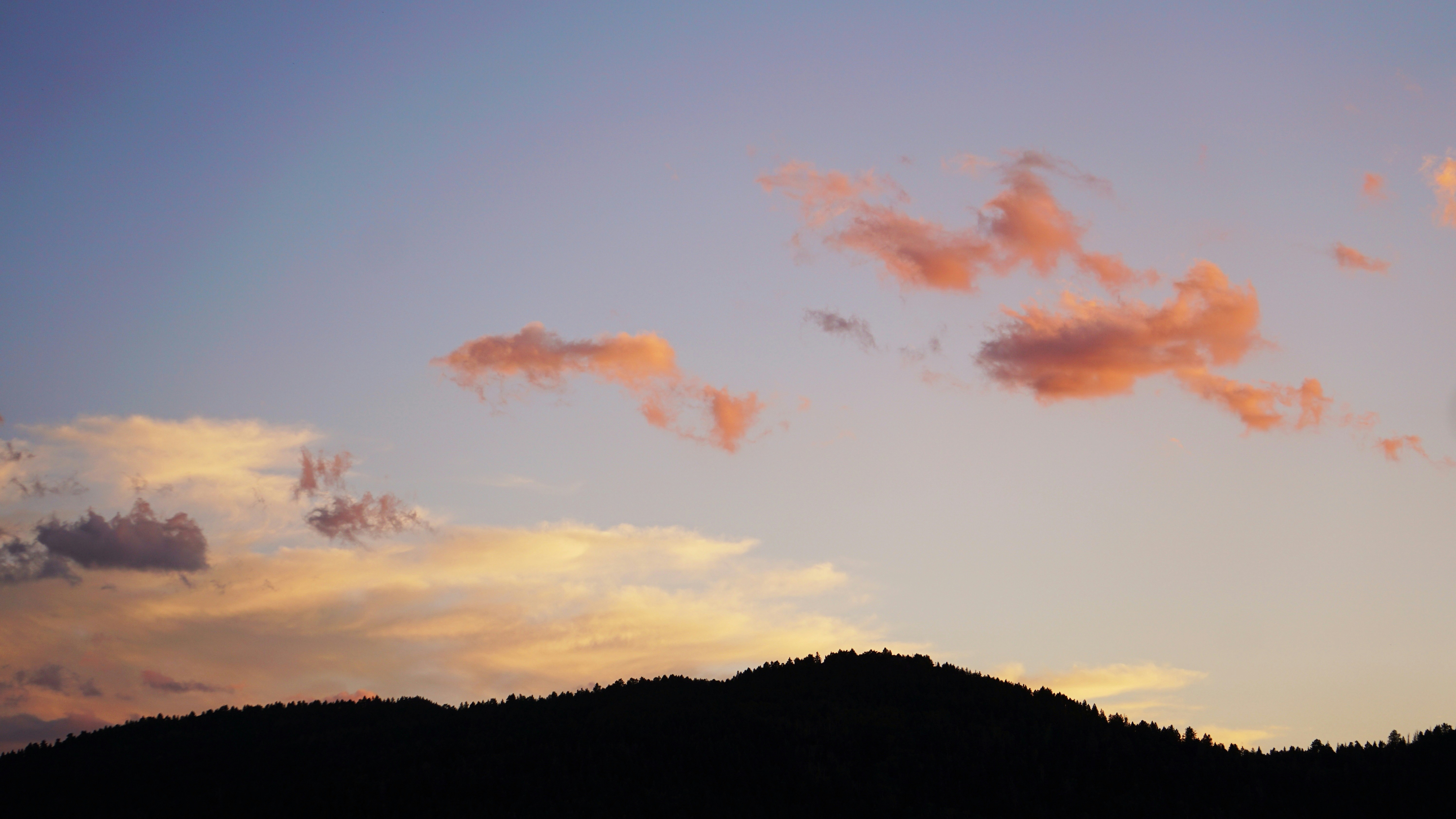 Ein Flugzeug, das am Himmel über einem Berg fliegt