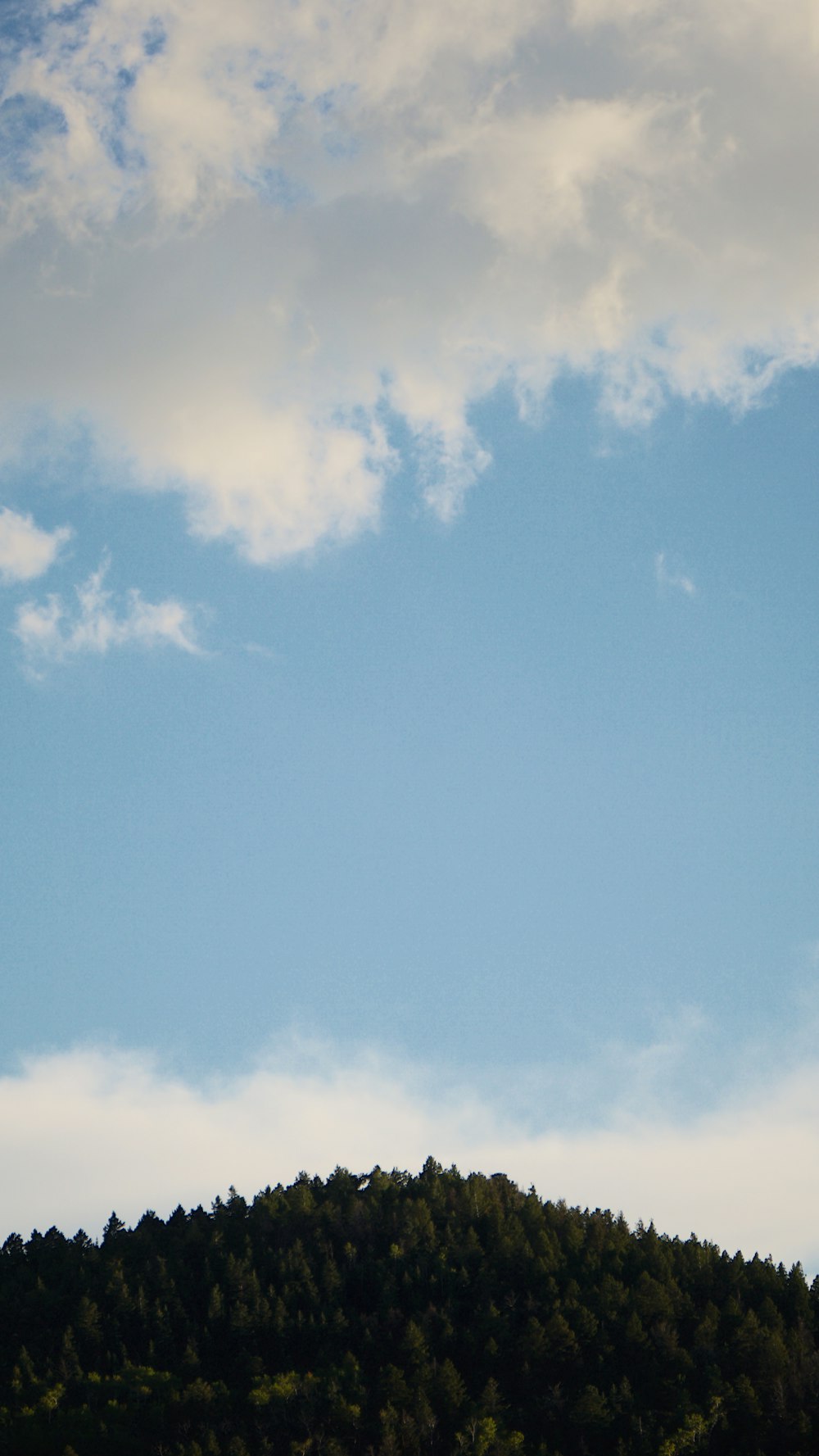 Un avión volando en el cielo sobre una montaña