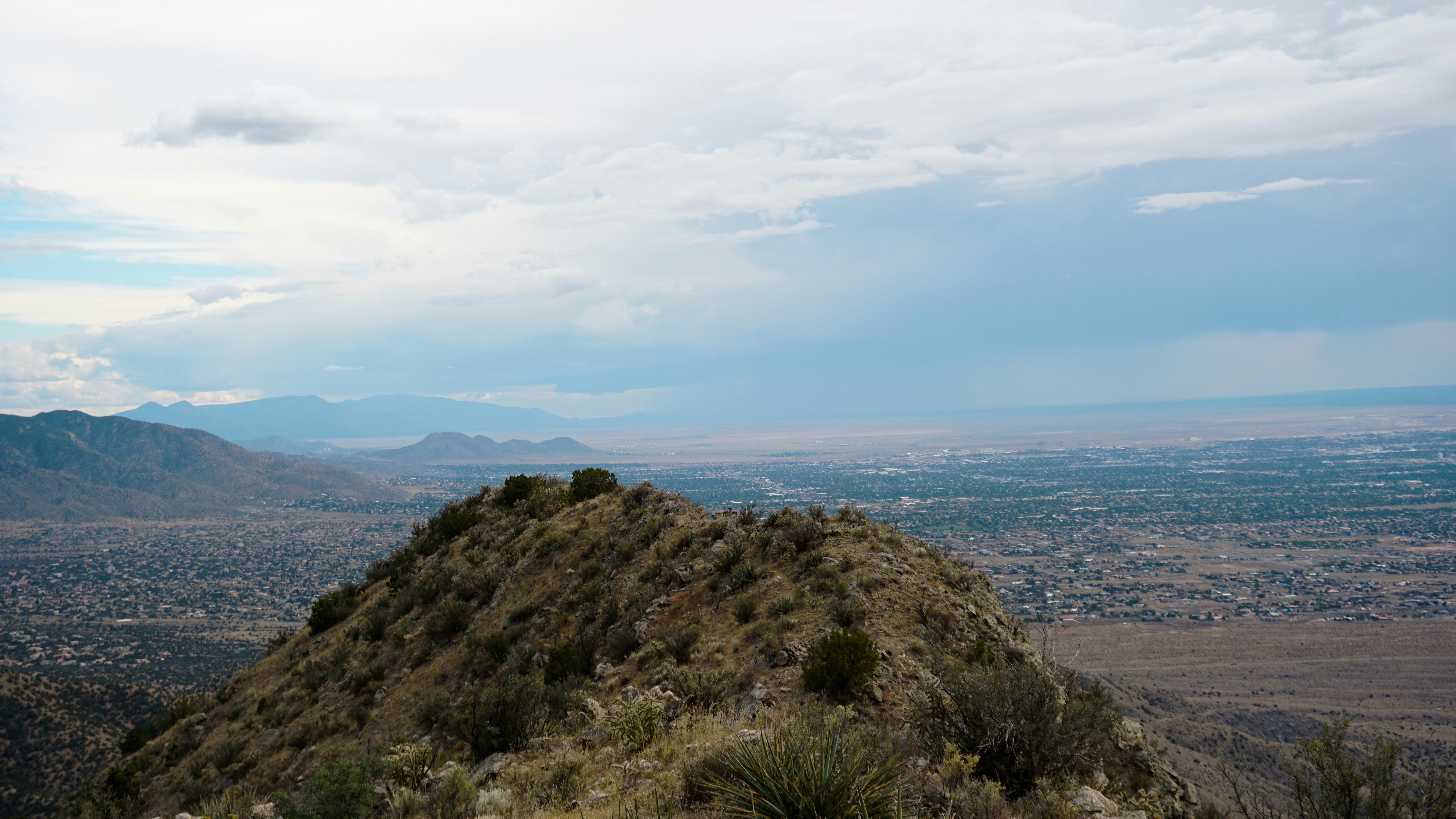 Blick auf die Berge von einem hohen Aussichtspunkt