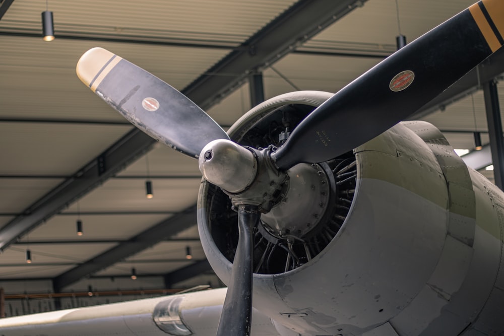 Nahaufnahme eines Propellers in einem Flugzeug