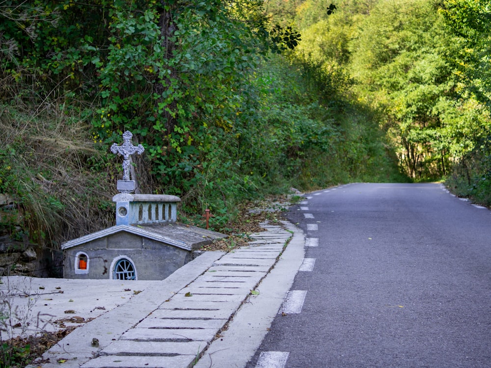 uma pequena capela ao lado de uma estrada