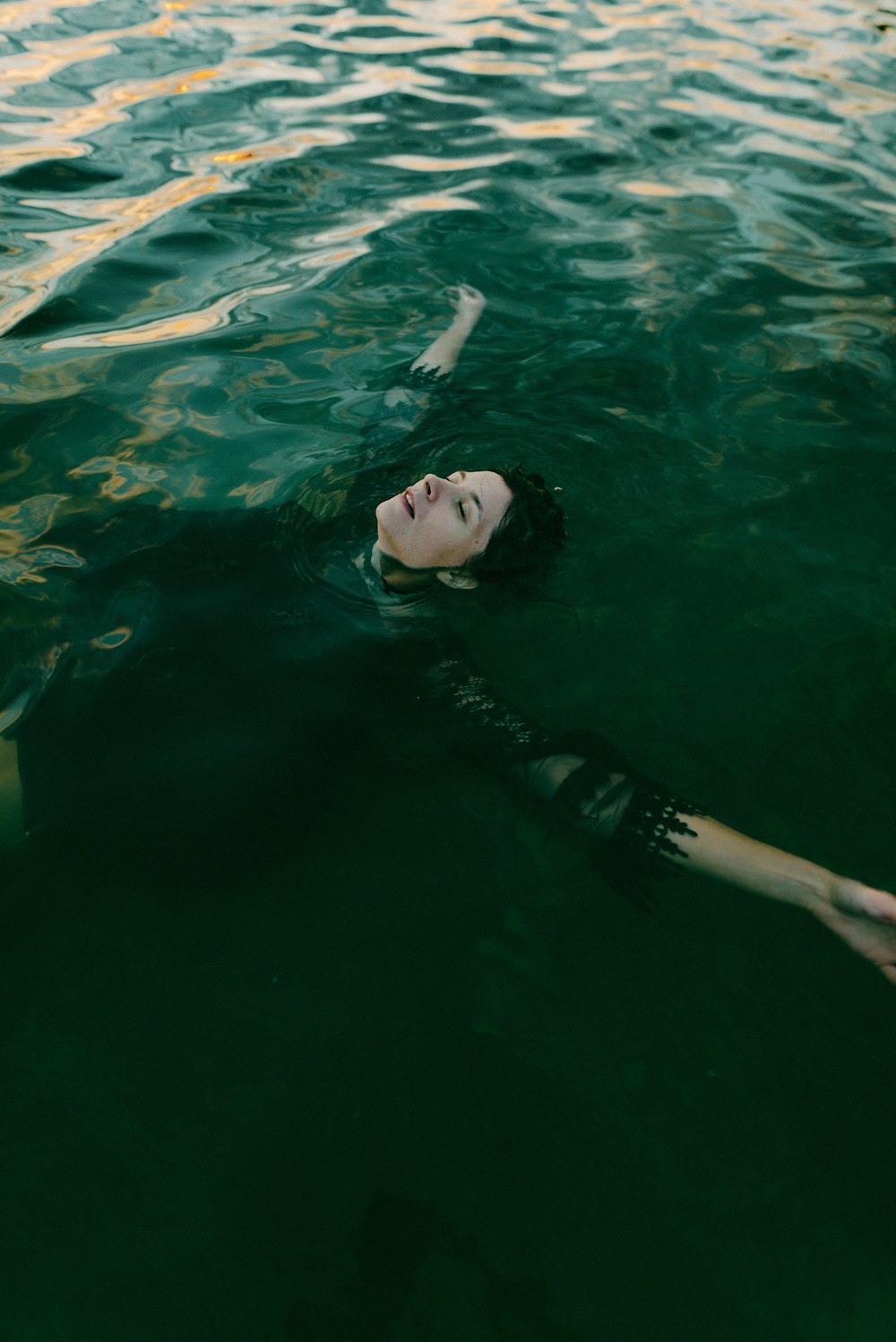 Une femme flottant au-dessus d’un plan d’eau