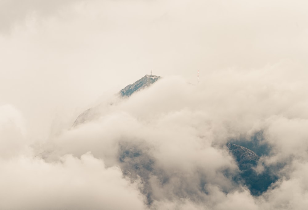 Una montagna coperta di nuvole con uno sfondo del cielo