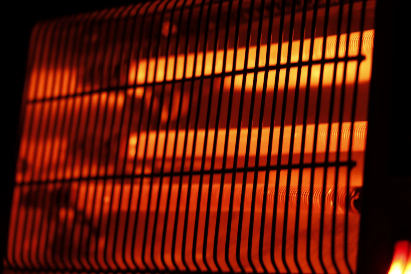 Calefactor encendido en una habitación a oscuras