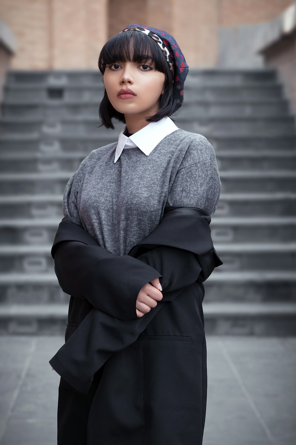 Une femme debout devant un escalier