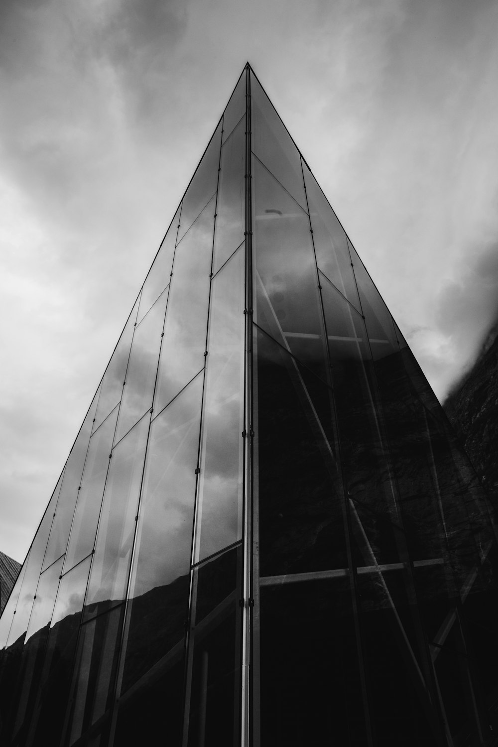 uma foto em preto e branco de um edifício de vidro