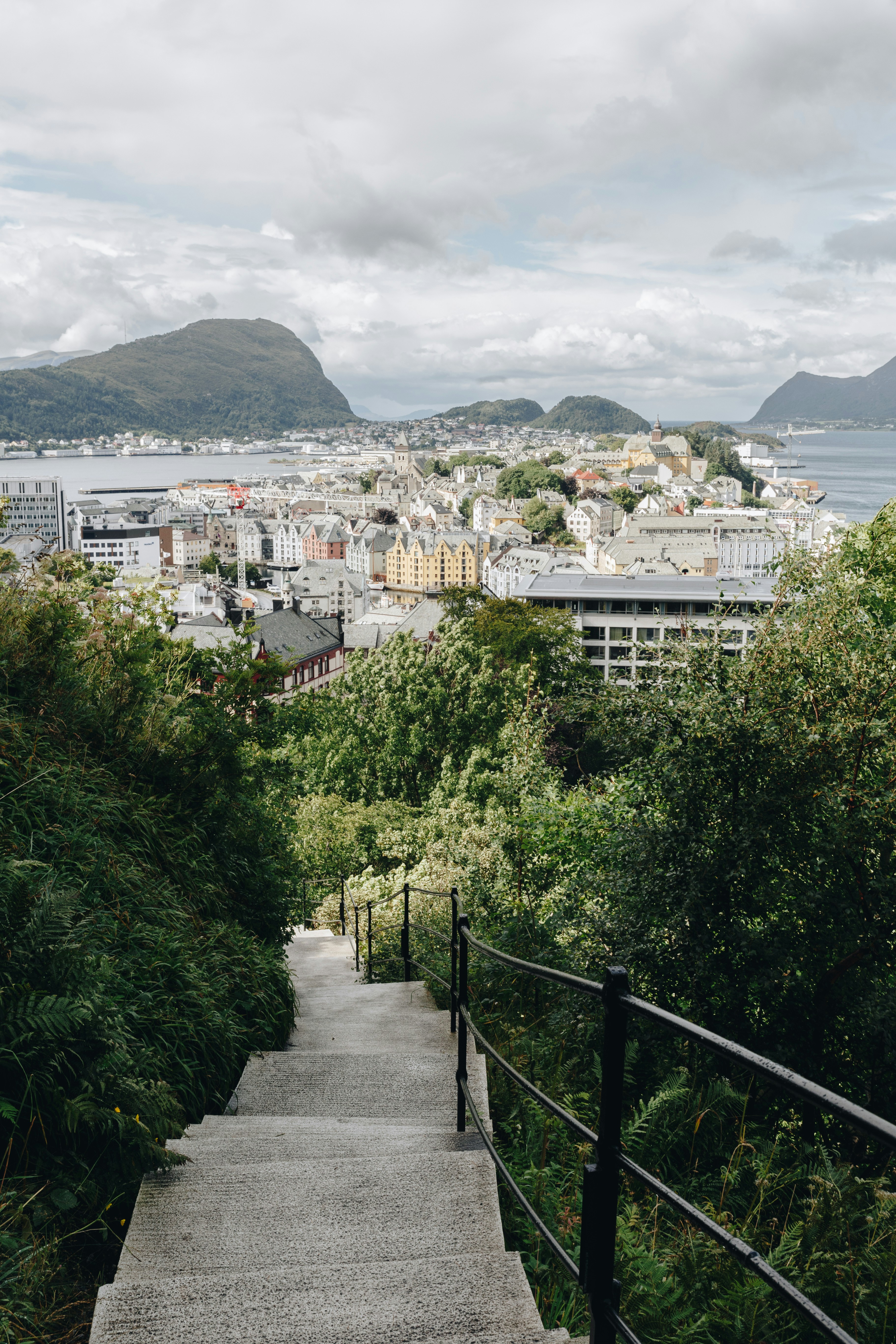 Blick auf eine Stadt von der Spitze eines Hügels