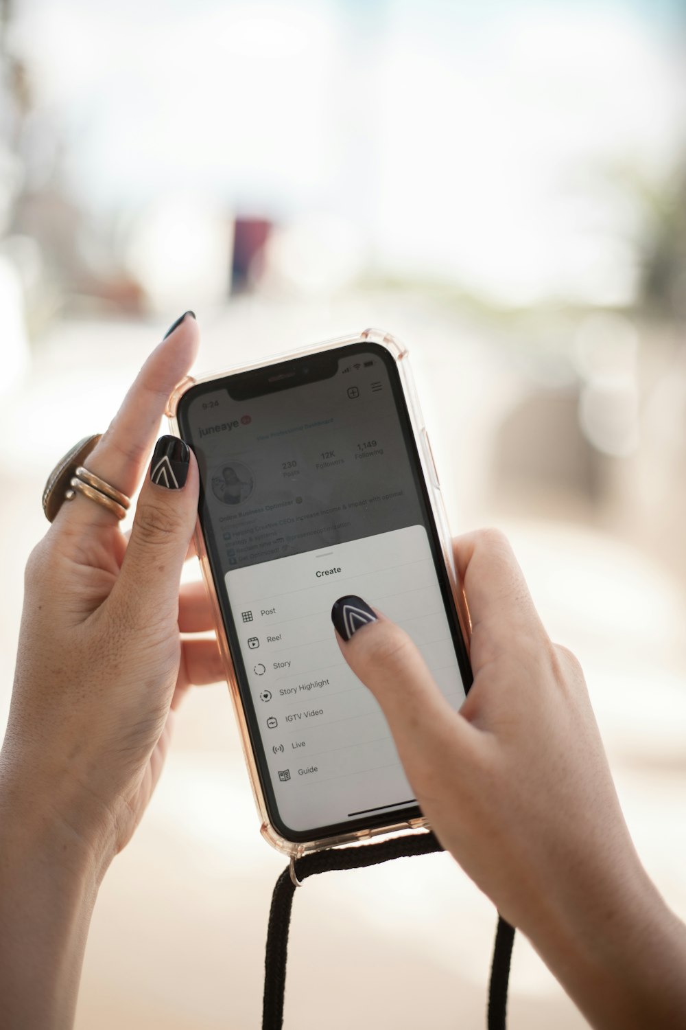 Una persona sosteniendo un teléfono celular con un dedo en él