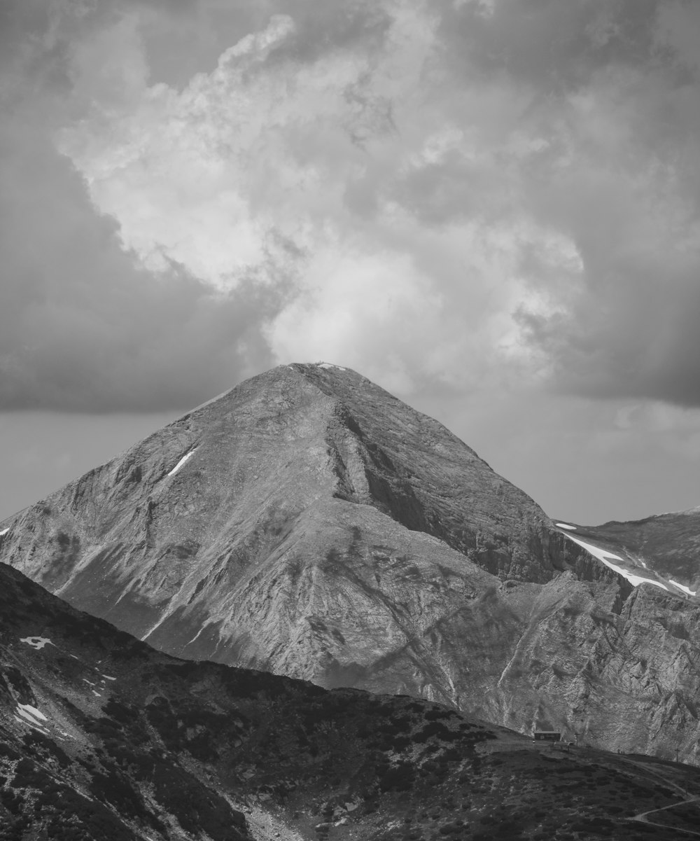 Una foto en blanco y negro de una montaña