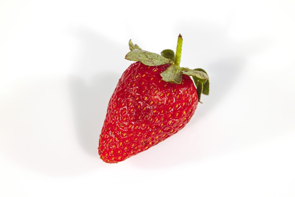 Nahaufnahme einer Erdbeere auf weißem Hintergrund