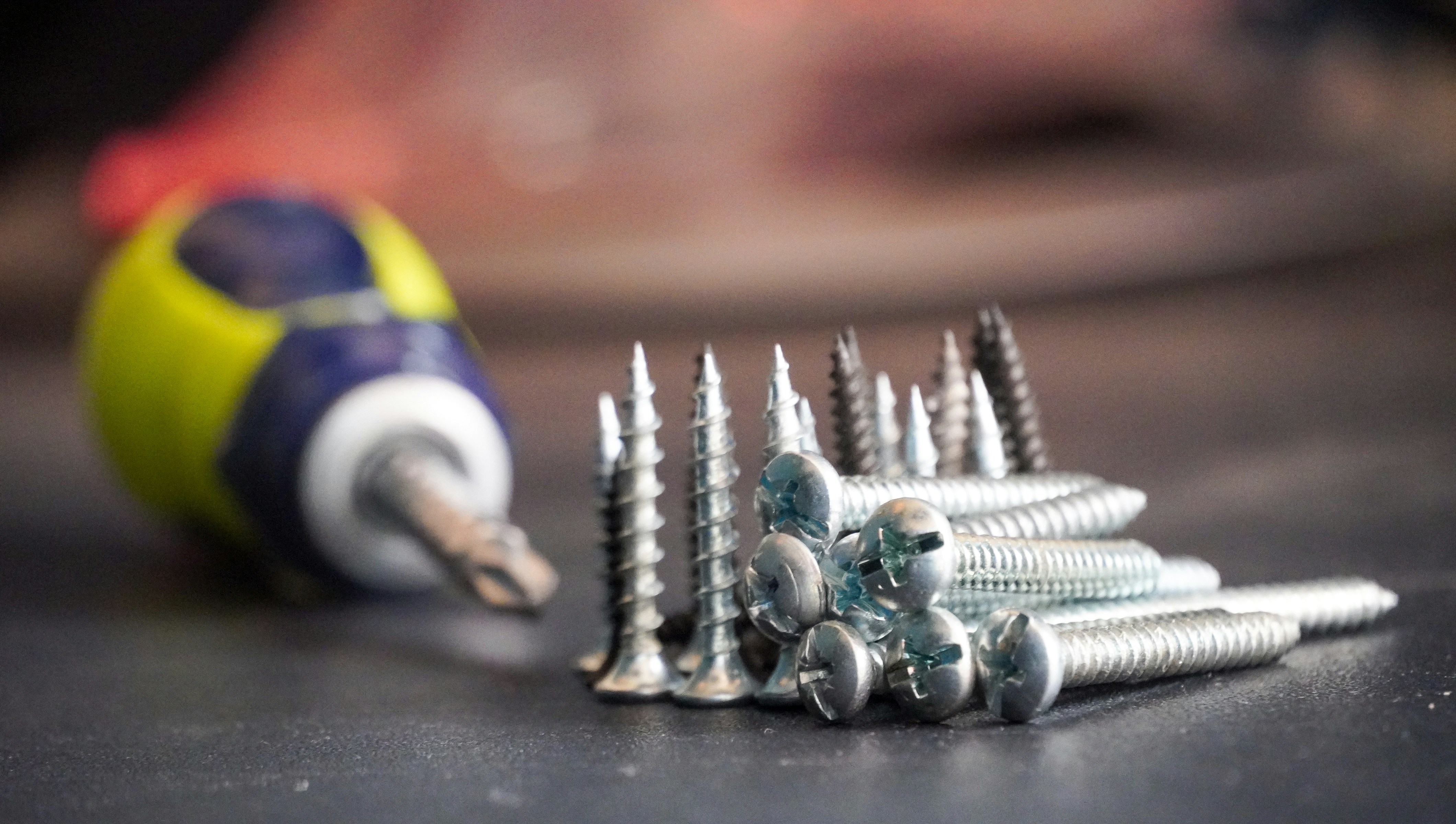 a bunch of screws sitting on top of a table