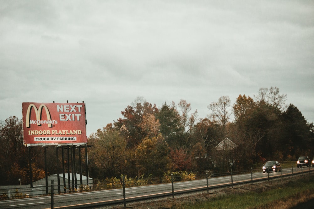 un panneau d’affichage sur le bord de la route qui indique la prochaine sortie