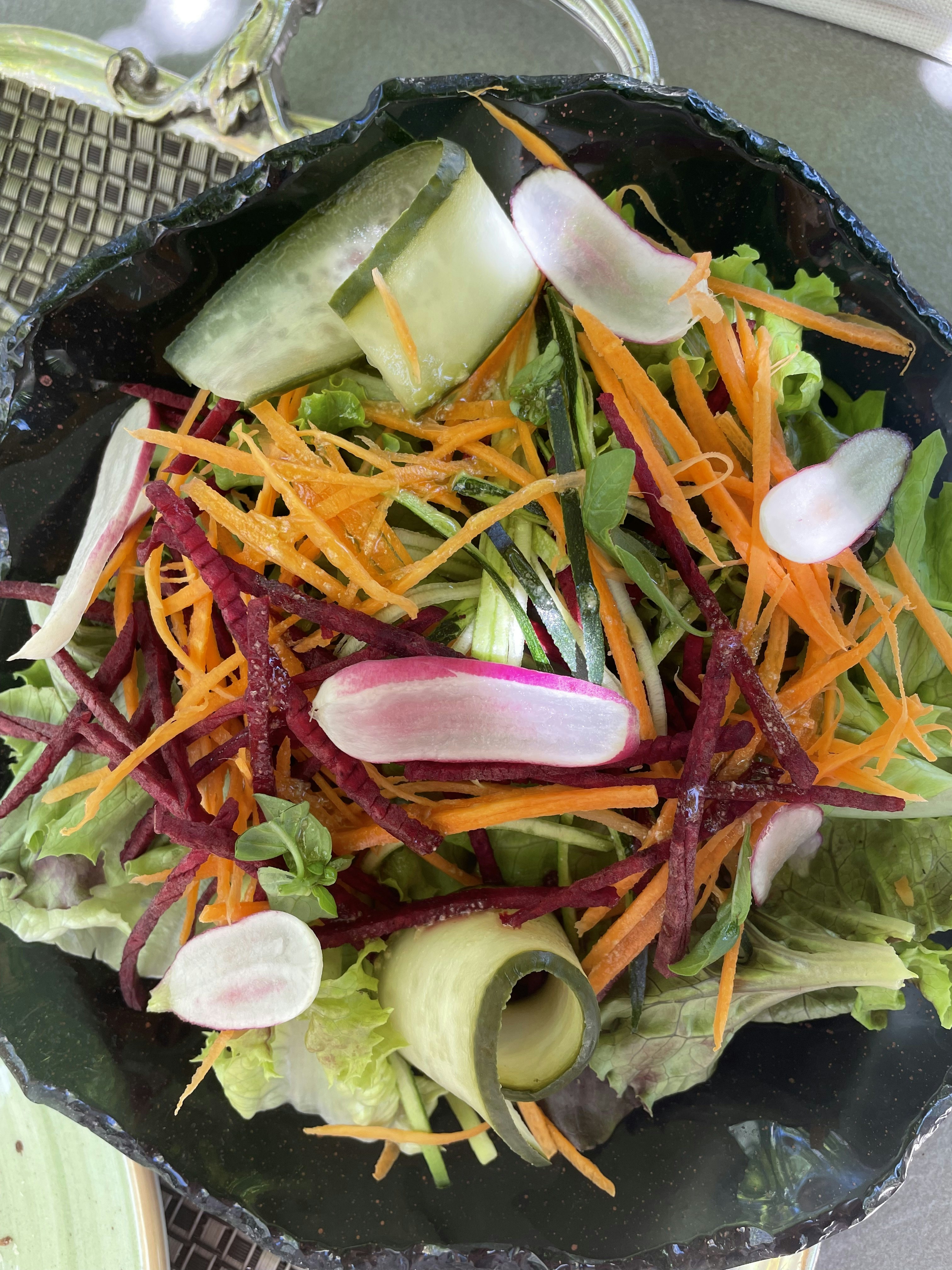 Salada Detox de Folhas Verdes com Abacate e Nozes: Nutrientes para Desintoxicar e Revitalizar Seu Corpo!